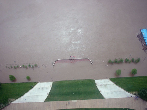 Looking down from inside the top of the Arch   .jpg 56.7K